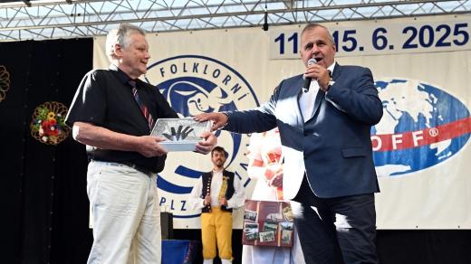 Václav Reitmeier při předávání ocenění, vpravo radní Plzeňského kraje Libor Picka