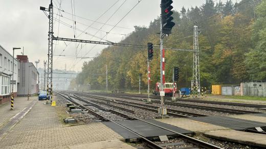 Pevnější ploty, branky i úpravy nástupiště mají zabránit riskantnímu přecházení kolejí na nádraží v Blansku