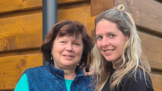 V Prostřední Bečvě na Vsetínsku nabízejí stezkařům nocleh i příjemné povídání maminka s dcerou Malinovy