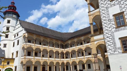 Zámek ve Velkých Losinách vystavěl z gotické tvrze Jan Starší ze Žerotína roku 1589. Dnes ho tvoří dvě odlišné části