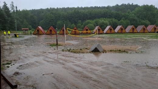 Hasiči evakuovali účastníky dvou táborů u Velké Kraše u Černého potoka