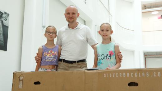 Výherce horského kola Peter Gažo se svými dcerami