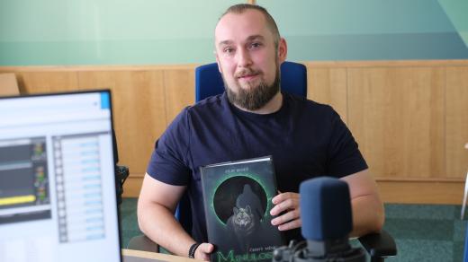 Filip Beneš ve studiu Českého rozhlasu Hradec Králové