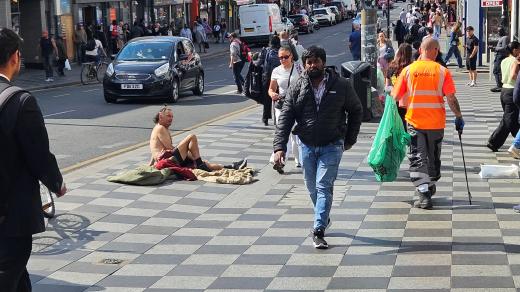 Bezdomovec u nádraží West Croydon