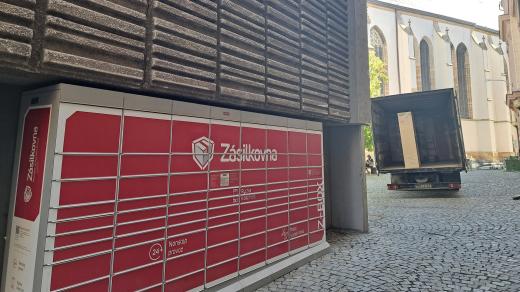 Výdejní boxy u obchodní galerie Moritz v Olomouci