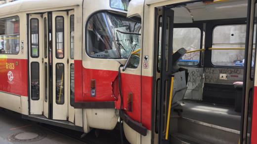 V centru Prahy se srazily dvě tramvaje. Nehoda se stala u tramvajové zastávky Štěpánská v ulici Ječná mezi I. P. Pavlova a Karlovým náměstím.