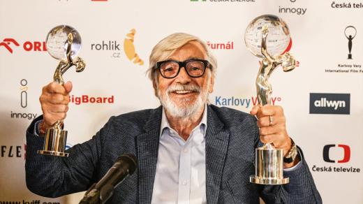 Jiří Bartoška se starou a novou verzí festivalové ceny Křišťálový glóbus