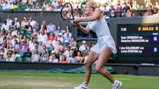 Kateřina Siniaková v akci na Wimbledonu