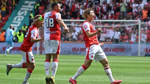 Japonec Daiki Hašioka slaví první gól v dresu pražské Slavie s Janem Bořilem a Michalem Sadílkem