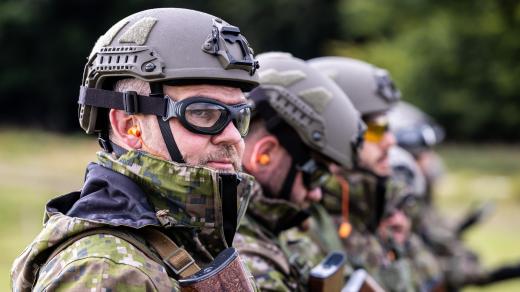 Slovenský prezident Peter Pellegrini si vzal dovolenou, místo u moře ji ale tráví armádním výcvikem kousek za Bratislavou