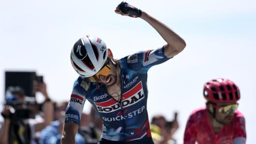 Francouzský cyklista Valentin Paret-Peintre se raduje z vítězství na 16. etapě Tour de France s dojezdem na Mont Ventoux