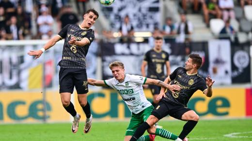 Zleva Alexandr Sojka z Hradce Králové, Albert Labík z Karviné a Václav Pilař z Hradce Králové.