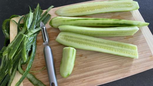 Salátové okurky oloupeme a odstraníme semínka. Poté lehce podusíme a rozmixujeme s avokádem v chutnou letní polévku.