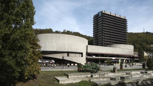 Pohled na hotel Thermal ze zahradní ulice.