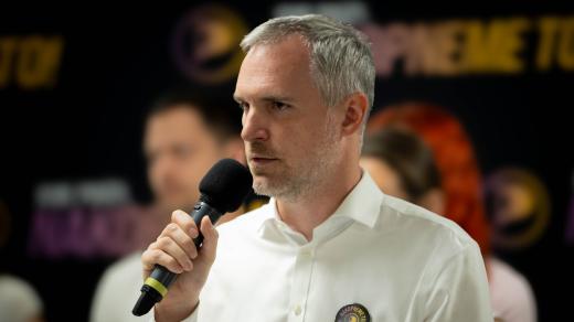Zdeněk Hřib na konferenci, kde Piráti představili memorandum o spolupráci se Stranou zelených a společný plán pro podzimní volby pod heslem Nakopneme to