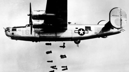 B-24 Liberator bombarduje. Dlouhé křídlo umístěné nad prostornými pumovnicemi, mělo výborné vlastnosti, což spolu s velkou kapacitou nádrží poskytovalo letadlu delší dolet než kterémukoli jinému tehdejšímu stroji.