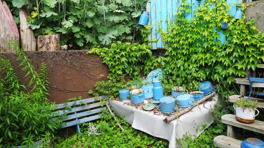 Záplava modré. Paní Emma ráda sbírá staré věci, některé spolu dokonale ladí