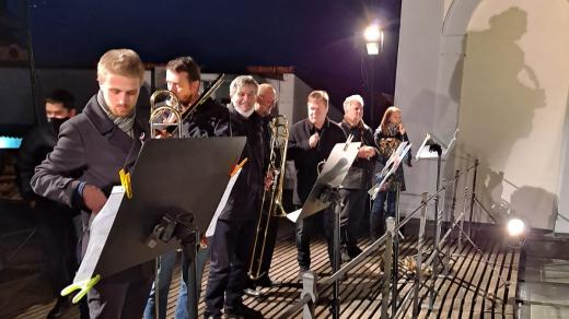 Ze střechy českobudějovické radnice v úterý večer zazněla státní hymna