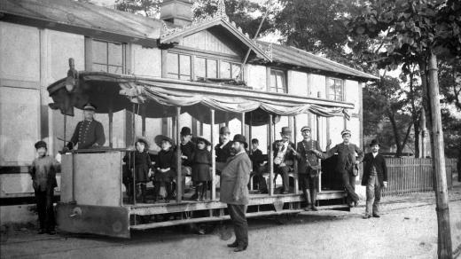 Elektrotechnik František Křižík pózuje v červenci 1891 na Letné před prvním elektrickým tramvajovým vozem v českých zemích.