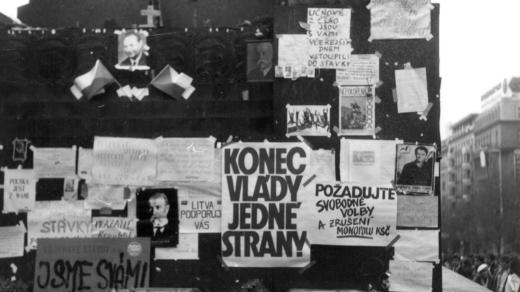 „Konec vlády jedné strany,“ stojí na jedné z výzev nalepených na soše svatého Václava na Václavském náměstí. Nalepené jsou na ní také fotky Masaryka, Palacha a Dubčeka