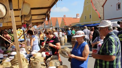 Na holašovické návsi nabízelo své výrobky více než 200 řemeslníků