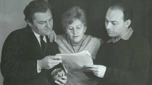 Otakar Bílek (vpravo) s herci Antonínem Hardtem a Hanou Bauerovou při natáčení hry Vzorek (r. 1964)