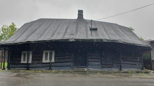 Ondrášova chýše v ponuré atmosféře deštivého počasí