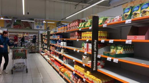 Regály s potravinami v prodejně Globus Trmice