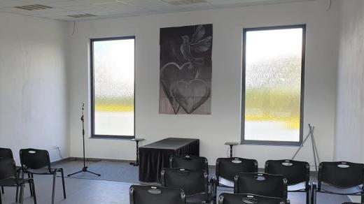 Opravená obřadní síň na hřbitově v Jarošově nad Nežárkou s novou mozaikou