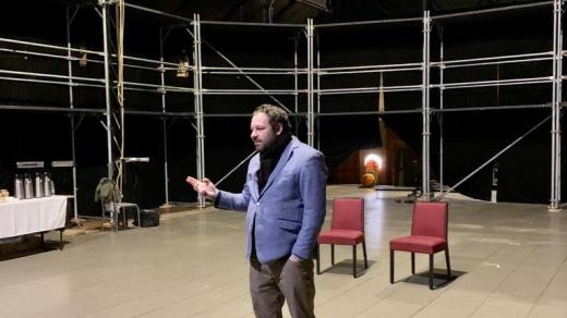 Ředitel Jihočeského divadla Lukáš Průdek v divadelním stanu Bouda na Mariánském náměstí v Českých Budějovicích