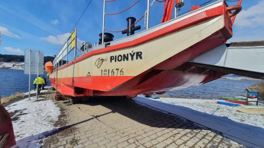 Přívoz v Horní Plané na Českokrumlovsku začal v pondělí dopoledne po zimní pauze znovu jezdit