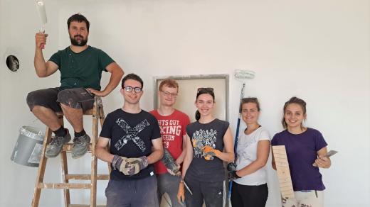 Mladí lidé, kteří se přihlásili na dobrovolnickou brigádu SummerJob, pomáhají opravit faru ve Skočicích