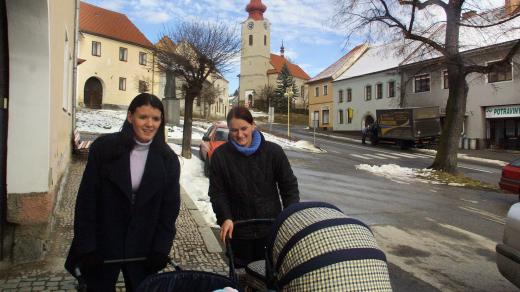 Husinec, ženy s kočárkem na náměstí v Husinci na Prachaticku