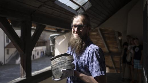 Archeolog Vlastimil Král s nálezem z lokality Častavín