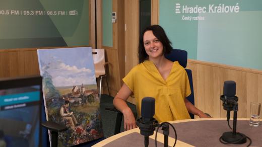 Adéla Rúčková ve studiu Českého rozhlasu Hradec Králové