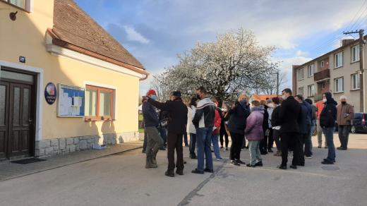 Před zamčenými dveřmi úřadu se sešla část zastupitelů obce Člunek na Jindřichohradecku s obyvateli. Starosta letos podruhé zrušil zasedání zastupitelstva