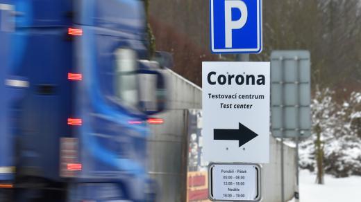 Na hraničním přechodu Folmava  se situace zklidnila a fronty pendlerů, čekajících na covidové testy, se už netvoří
