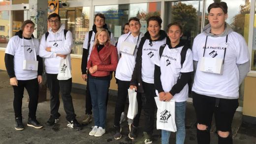 Dobrovolníci sbírky Bílá pastelka, studenti střední školy v Hluboké nad Vltavou, s předsedkyní budějovické odbočky Sjednocené organizace nevidomých a slabozrakých Šarlotou Hambergerovou
