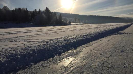 Zamrzlá Lipenská přehrada je nejen rájem pro bruslaře, ale řidiči si často přes led zkracují cestu na druhý břeh