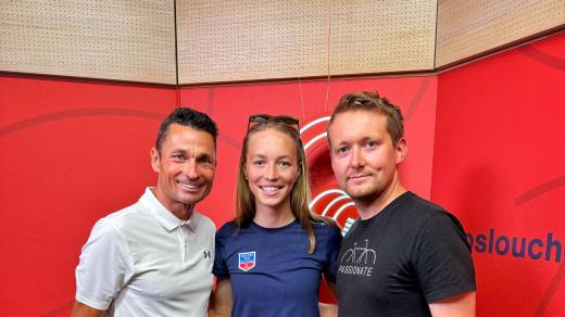 Cyklistka Kristýna Burlová s moderátory Kilometrů Jiřího Ježka