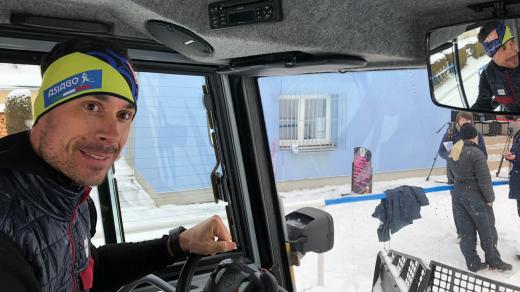 Ještě před rokem létal s dopravním letadlem nad Evropou nebo Afrikou, teď se Bohumil Jahn učí ve Frymburku na Lipensku řídit rolbu
