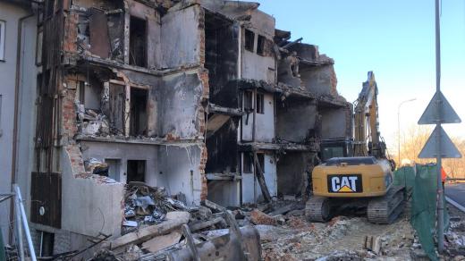 V Lenoře na Prachaticku začala demolice bytového domu, který před dvěma měsíci zdevastoval výbuch a následný požár