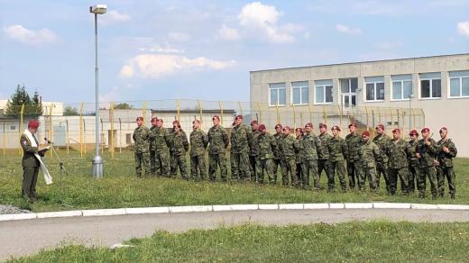 V kasárnách v Táboře si armáda připomněla památku tří českých vojáků, kteří zahynuli v Afghánistánu. Rotný Martin Marcin, desátník Kamil Beneš a desátník Patrik Štěpánek u praporu v Táboře sloužili