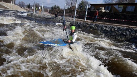 Umělý kanál ve vodáckém areálu Lídy Polesné v Českém Vrbném u Českých Budějovic; vodáci, divoká voda, kajak