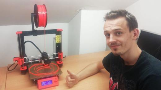 Dobrovolníci z Jindřichova Hradce tisknou na 3D tiskárnách štíty, které ochrání zdravotníky i sociální pracovníky před nákazou koronavirem