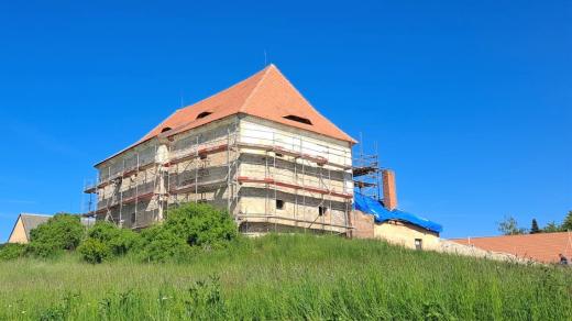 Gotická tvrz na kraji obce Lipovice na Prachaticku léta chátrala, teď ji majitel začal opravovat