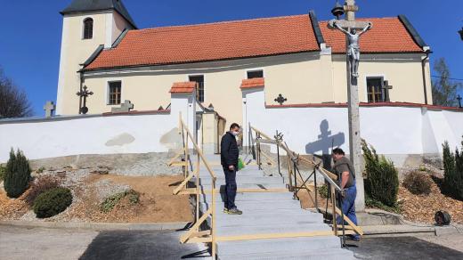 Nové schody povedou ke kostelu a hřbitovu v obci Svatá Maří na Prachaticku