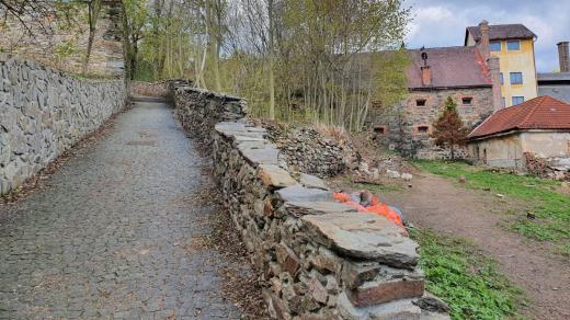 Město Vimperk na podnět občanů obnovilo pivovarské terasy. Po odstranění náletových dřevin je z nich zase vidět na vimperský zámek
