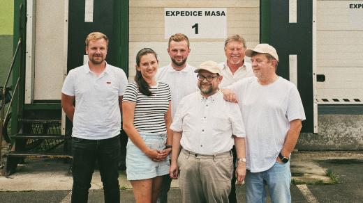 Vendula Rychtářová s bratrem, s dvorním dodavatelem česneku, Emilem Vrchoveckým, Petrem Čtvrtníčkem a Martinem Francem