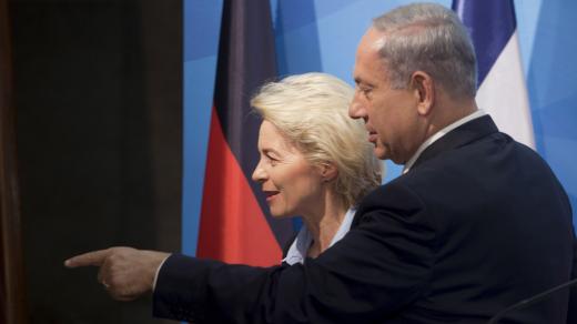 Nyní předsedkyně Evropské komise Ursula von der Leyenová a izraelský premiér Benjamin Netanjahu při setkání v Jeruzalémě v roce 2015 (ilustrační foto)